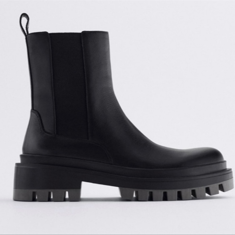 ♥️🏁END OF THE SEASON SALE 🏁❤️
Zara Lug Sole Leather Upper Ankle Boot New In Box